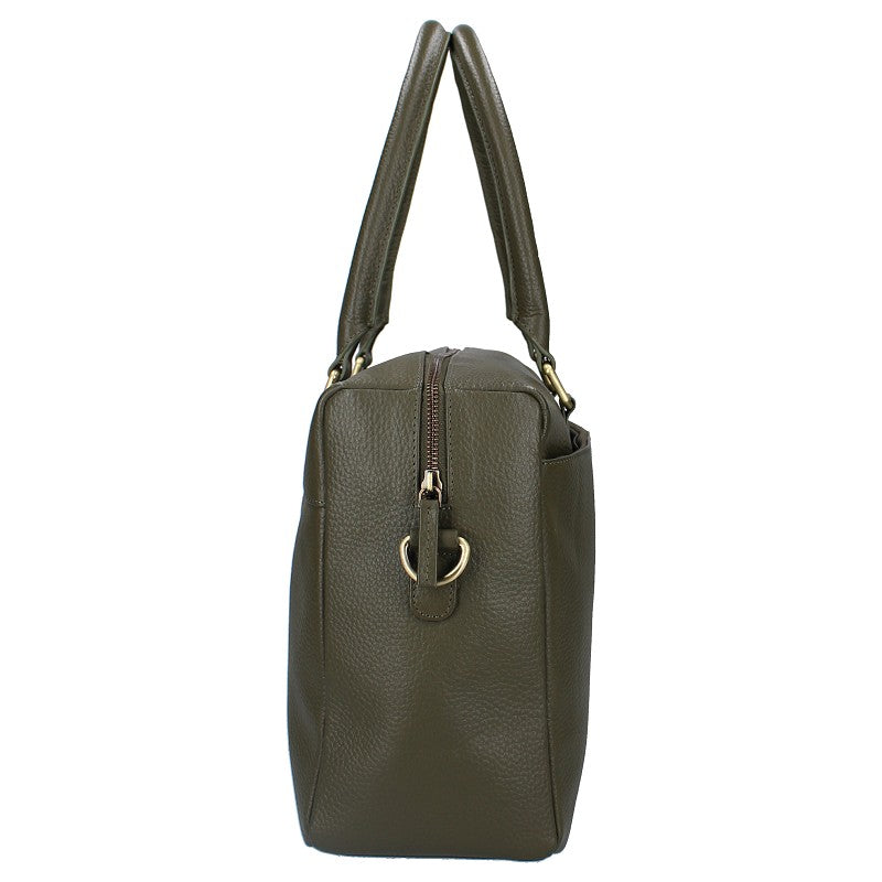 Met deze nieuwe leren luiertassen van Kidzroom kan iedere ouder stijlvol op pad. De luiertassen die uit de collectie Lovely Leather komen zijn stijlvol en praktisch met een ruim hoofdvak en verschillende insteek- en opbergvakjes.