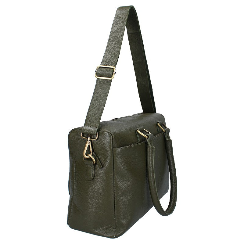 Met deze nieuwe leren luiertassen van Kidzroom kan iedere ouder stijlvol op pad. De luiertassen die uit de collectie Lovely Leather komen zijn stijlvol en praktisch met een ruim hoofdvak en verschillende insteek- en opbergvakjes.
