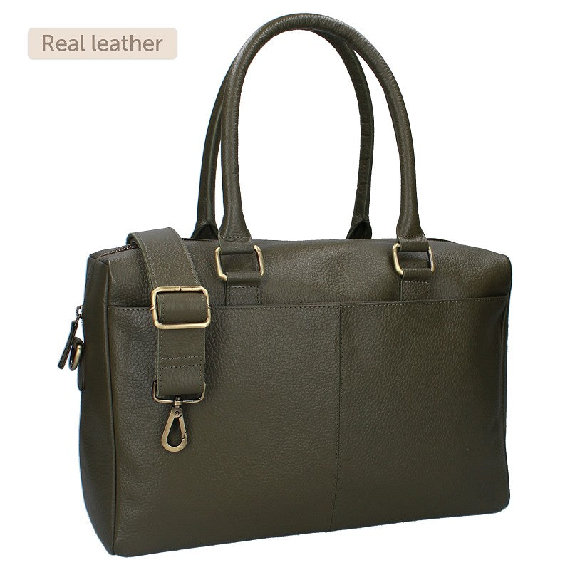 Met deze nieuwe leren luiertassen van Kidzroom kan iedere ouder stijlvol op pad. De luiertassen die uit de collectie Lovely Leather komen zijn stijlvol en praktisch met een ruim hoofdvak en verschillende insteek- en opbergvakjes.