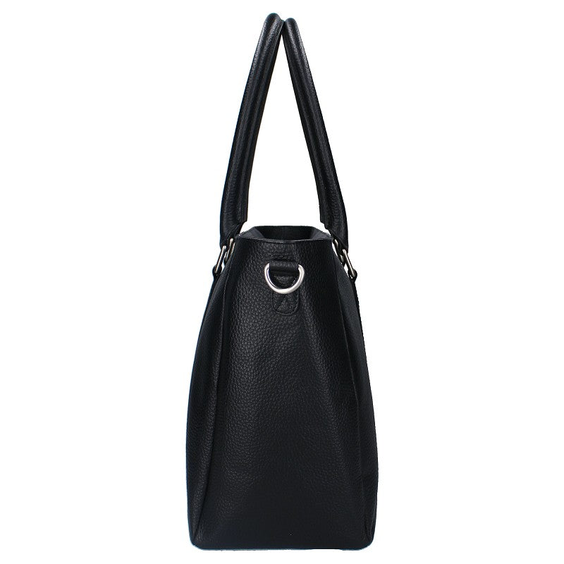 Met deze nieuwe leren luiertassen van Kidzroom kan iedere ouder stijlvol op pad. De luiertassen die uit de collectie Lovely Leather komen zijn stijlvol en praktisch met een ruim hoofdvak en verschillende insteek- en opbergvakjes.