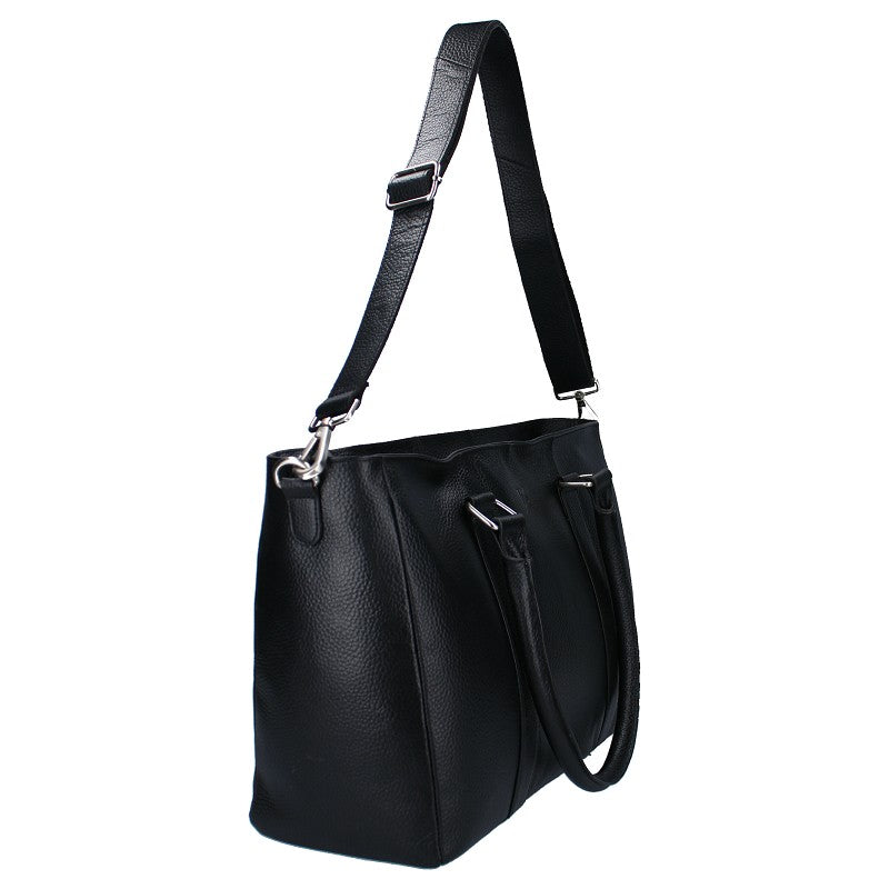 Met deze nieuwe leren luiertassen van Kidzroom kan iedere ouder stijlvol op pad. De luiertassen die uit de collectie Lovely Leather komen zijn stijlvol en praktisch met een ruim hoofdvak en verschillende insteek- en opbergvakjes.