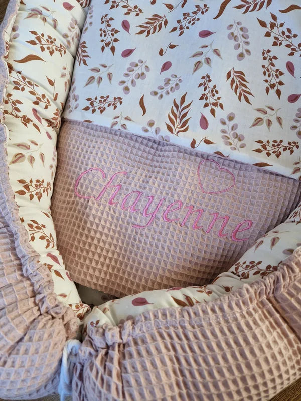 Het babynestje is ontzettend populair! En dat is natuurlijk niet voor niets. Het nestje geeft je kleine extra geborgenheid waardoor hij/zij zich veilig voelt. Je kunt het nestje overal neerleggen waardoor je kleintje altijd lekker in jou buurt kan zijn.