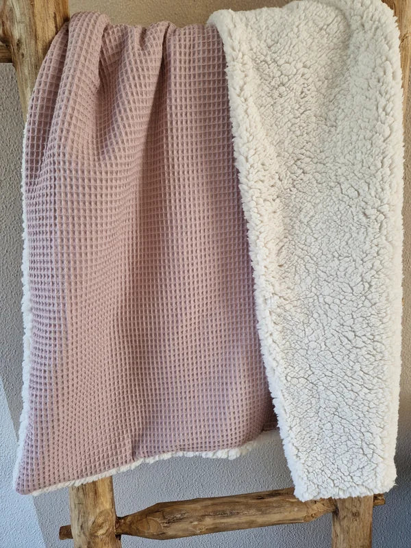 De teddydeken, een musthave voor jou babyuitzet! Ze zijn zo warm en zacht dat ieder kleintje er heerlijk onder ligt. 