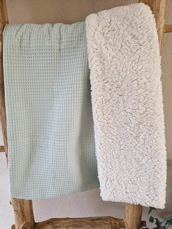 De teddydeken, een musthave voor jou babyuitzet! Ze zijn zo warm en zacht dat ieder kleintje er heerlijk onder ligt. 