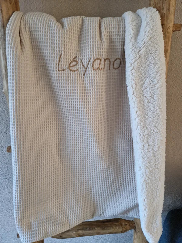 De teddydeken, een musthave voor jou babyuitzet! Ze zijn zo warm en zacht dat ieder kleintje er heerlijk onder ligt. 