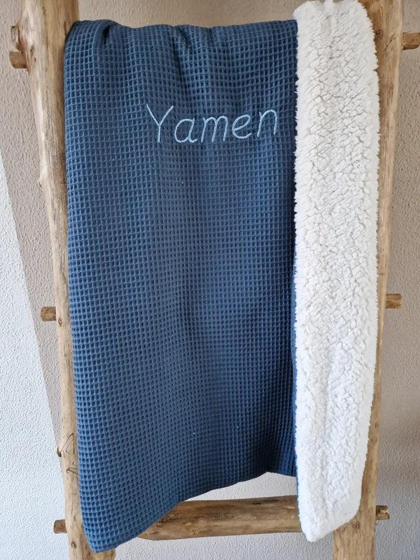De teddydeken, een musthave voor jou babyuitzet! Ze zijn zo warm en zacht dat ieder kleintje er heerlijk onder ligt. 