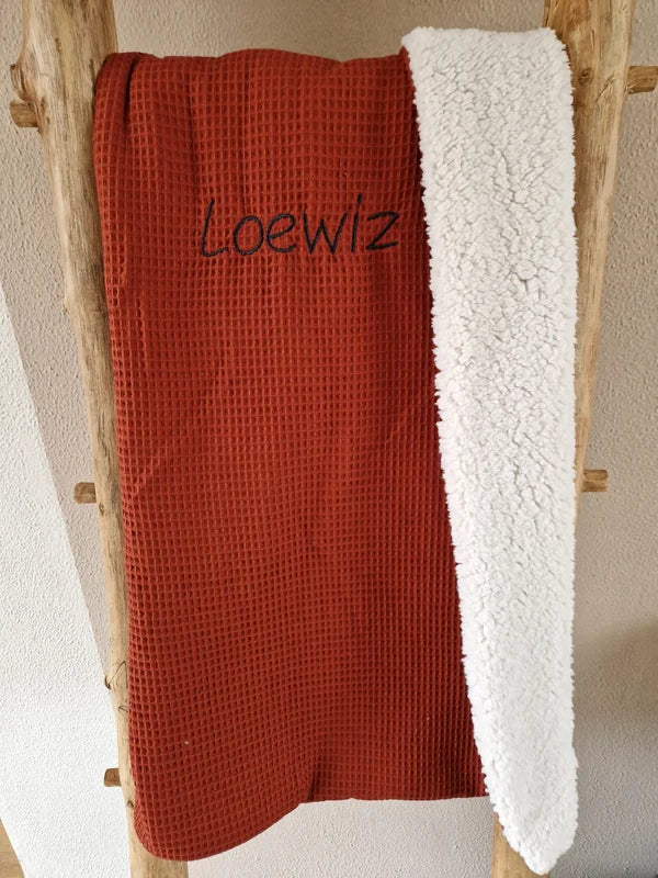 De teddydeken, een musthave voor jou babyuitzet! Ze zijn zo warm en zacht dat ieder kleintje er heerlijk onder ligt. 