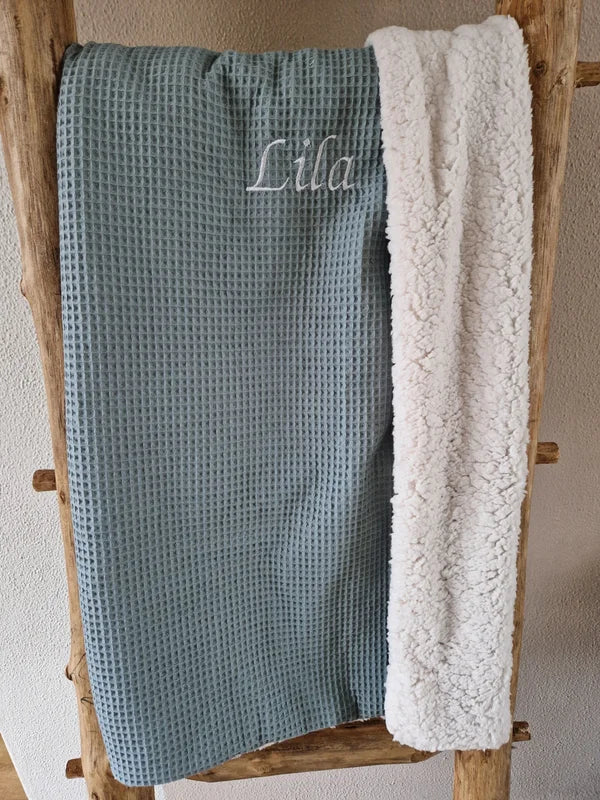 De teddydeken, een musthave voor jou babyuitzet! Ze zijn zo warm en zacht dat ieder kleintje er heerlijk onder ligt. 
