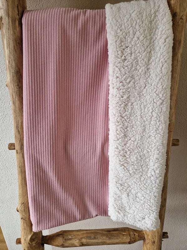 De teddydeken, een musthave voor jou babyuitzet! Ze zijn zo warm en zacht dat ieder kleintje er heerlijk onder ligt. 