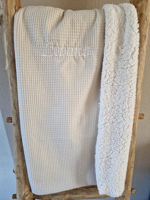 De teddydeken, een musthave voor jou babyuitzet! Ze zijn zo warm en zacht dat ieder kleintje er heerlijk onder ligt. 