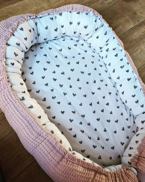 Het babynestje is ontzettend populair! En dat is natuurlijk niet voor niets. Het nestje geeft je kleine extra geborgenheid waardoor hij/zij zich veilig voelt. Je kunt het nestje overal neerleggen waardoor je kleintje altijd lekker in jou buurt kan zijn.