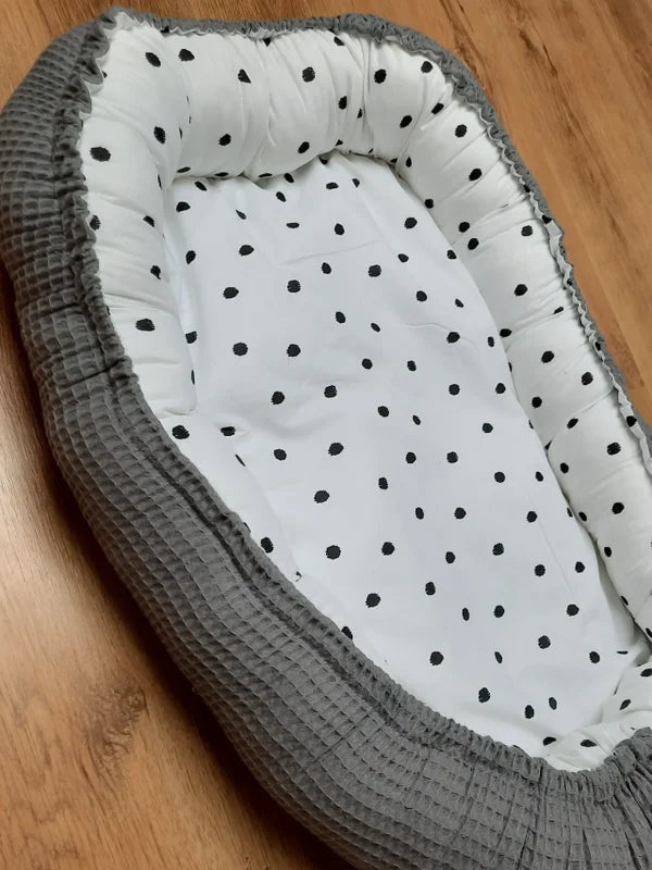 Het babynestje is ontzettend populair! En dat is natuurlijk niet voor niets. Het nestje geeft je kleine extra geborgenheid waardoor hij/zij zich veilig voelt.&amp;nbsp;Je kunt het nestje overal neerleggen waardoor je kleintje altijd lekker in jou buurt kan zijn.