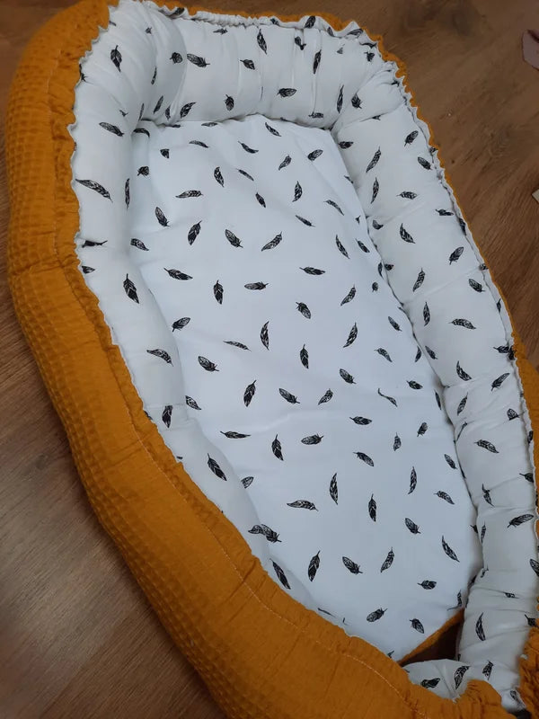 Het babynestje is ontzettend populair! En dat is natuurlijk niet voor niets. Het nestje geeft je kleine extra geborgenheid waardoor hij/zij zich veilig voelt.&amp;nbsp;Je kunt het nestje overal neerleggen waardoor je kleintje altijd lekker in jou buurt kan zijn.