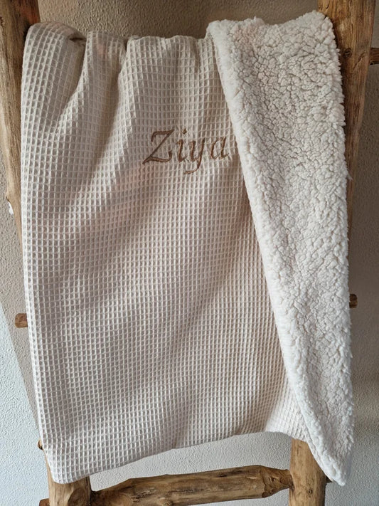 De teddydeken, een musthave voor jou babyuitzet! Ze zijn zo warm en zacht dat ieder kleintje er heerlijk onder ligt.&nbsp;