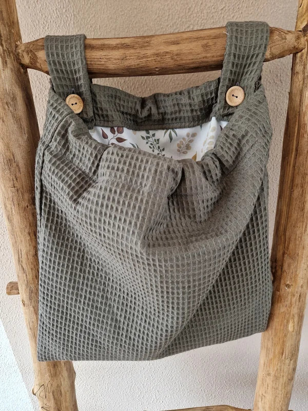 Met een boxzak van Baby Creaties kunnen je alles netjes opruimen binnen handbereik. Ideaal voor bijvoorbeeld speelgoed, hydrofiele doeken, speendoekes of slabbetjes. De boxzak is dicht te maken met het touwtje dat erin verwerkt is.