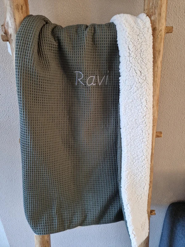 De teddydeken, een musthave voor jou babyuitzet! Ze zijn zo warm en zacht dat ieder kleintje er heerlijk onder ligt.&nbsp;