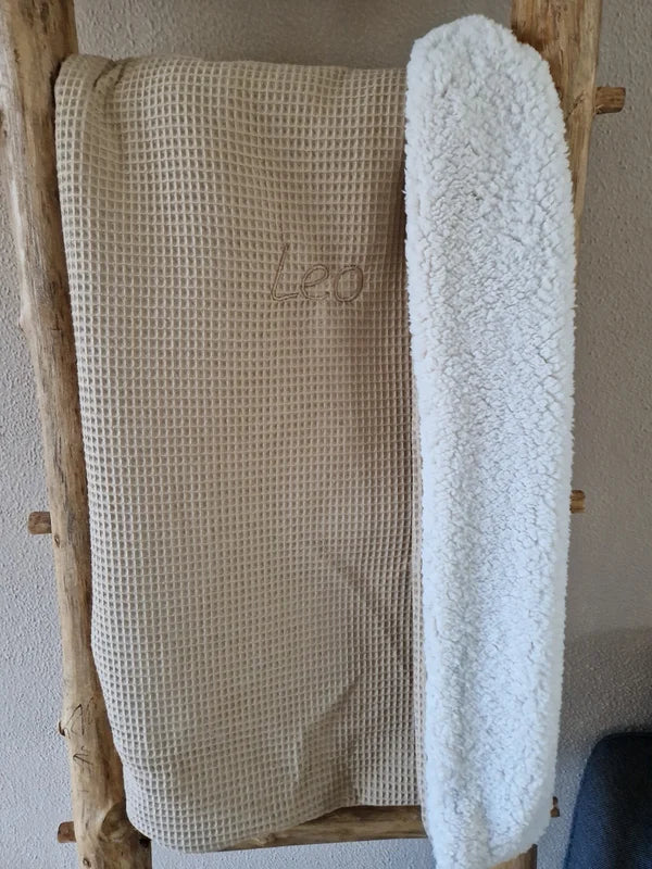 De teddydeken, een musthave voor jou babyuitzet! Ze zijn zo warm en zacht dat ieder kleintje er heerlijk onder ligt.&nbsp;