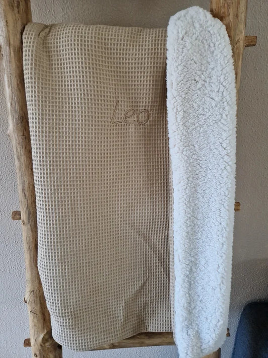 De teddydeken, een musthave voor jou babyuitzet! Ze zijn zo warm en zacht dat ieder kleintje er heerlijk onder ligt.&nbsp;