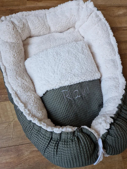 Het babynestje is ontzettend populair! En dat is natuurlijk niet voor niets. Het nestje geeft je kleine extra geborgenheid waardoor hij/zij zich veilig voelt.&amp;nbsp;Je kunt het nestje overal neerleggen waardoor je kleintje altijd lekker in jou buurt kan zijn.