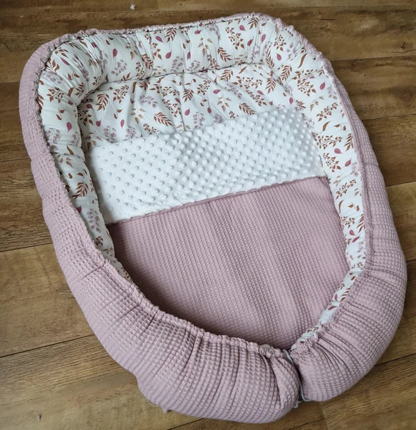 Het babynestje is ontzettend populair! En dat is natuurlijk niet voor niets. Het nestje geeft je kleine extra geborgenheid waardoor hij/zij zich veilig voelt.&nbsp;Je kunt het nestje overal neerleggen waardoor je kleintje altijd lekker in jou buurt kan zijn.