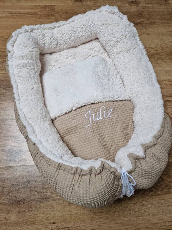 Het babynestje is ontzettend populair! En dat is natuurlijk niet voor niets. Het nestje geeft je kleine extra geborgenheid waardoor hij/zij zich veilig voelt.&nbsp;Je kunt het nestje overal neerleggen waardoor je kleintje altijd lekker in jou buurt kan zijn.