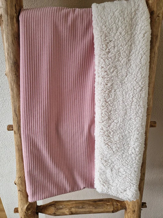 De teddydeken, een musthave voor jou babyuitzet! Ze zijn zo warm en zacht dat ieder kleintje er heerlijk onder ligt.&nbsp;