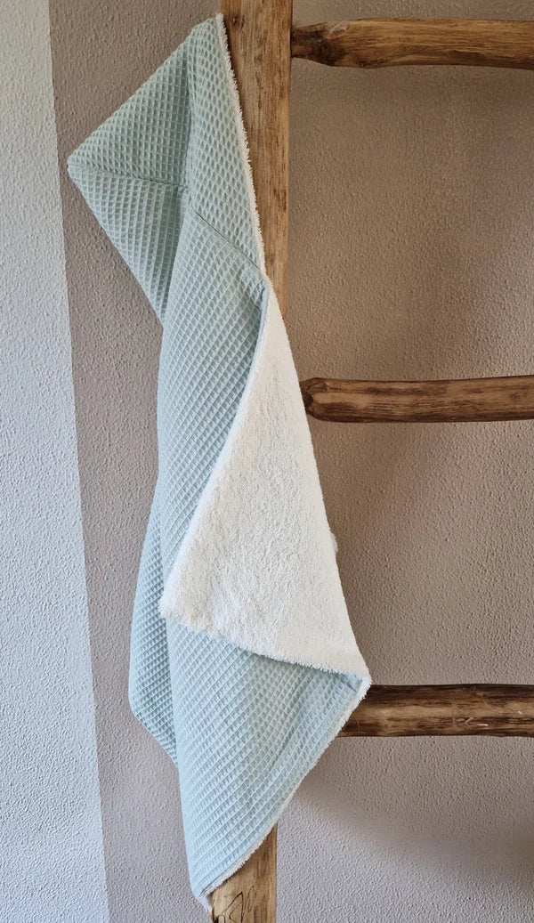 Het is heerlijk uit bad komen met deze super zachte badcape van Baby Creaties. Hij is heerlijk lekker ruim gemaakt. Wil je toch een maatje groter? Kies dan voor de badcape 100x100cm!