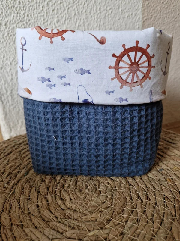 Een commodemandje is ideaal voor het opbergen van verzorgingsspullen van je kindje, zoals een kam en luiers. Als je het mandje op de commode zet, heb je alle benodigdheden meteen bij de hand bij het verzorgen van je kindje. Doordat het commodemandje aan de bovenkant open is, pak je de spulletjes er heel gemakkelijk uit.