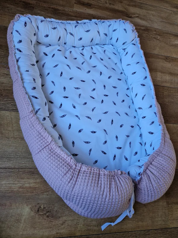 Het babynestje is ontzettend populair! En dat is natuurlijk niet voor niets. Het nestje geeft je kleine extra geborgenheid waardoor hij/zij zich veilig voelt.&amp;nbsp;Je kunt het nestje overal neerleggen waardoor je kleintje altijd lekker in jou buurt kan zijn.